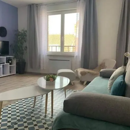 Holiday home 38 Maison Entiere,place De Parking Et Garage Pour Moto Velo A La Demande *