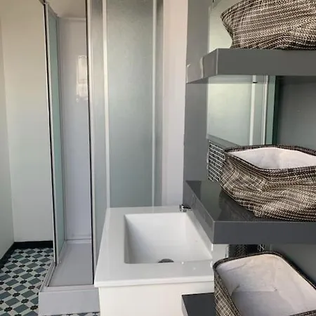 38 Maison Entiere,place De Parking Et Garage Pour Moto Velo A La Demande *